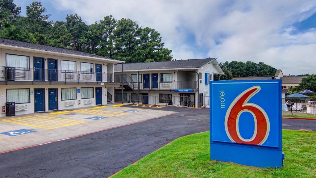 a building with a number six sign in front of it at Motel 6-Longview, TX in Longview
