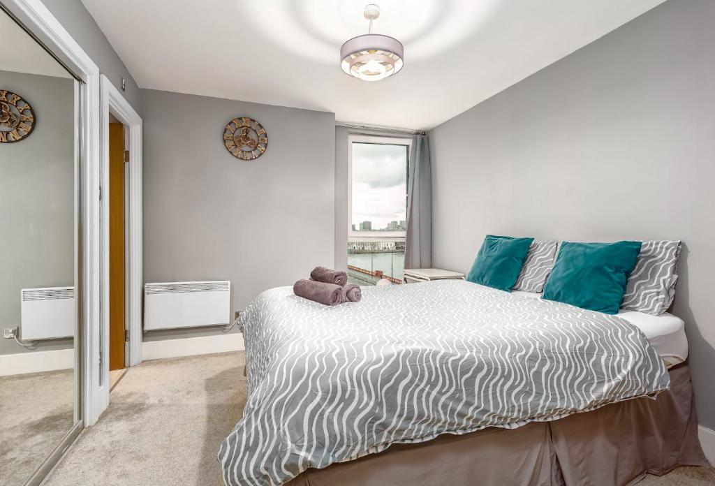 ロンドンにあるAbbey Road Roomのベッドと窓のある寝室