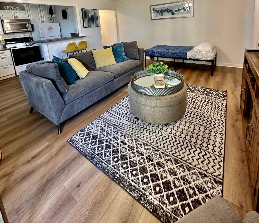 ein Wohnzimmer mit Sofa und Tisch in der Unterkunft 1BR 7-O - Cozy Downtown Atlanta Condo in Atlanta