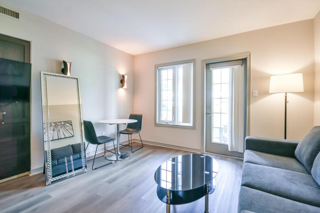 un salon avec un canapé et une table dans l'établissement 2BR King Suite Pool Sauna Heated Pool, à Shanty Bay