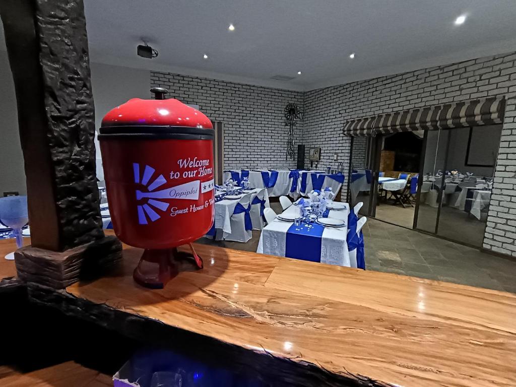 una boca de incendios roja sentada sobre una mesa en Oppiplot Guest House, en Kempton Park
