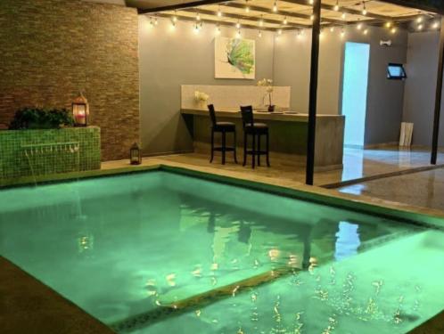 una piscina con sedie e un bar in una stanza di Suite Marvento, Departamento 4 a Ensenada