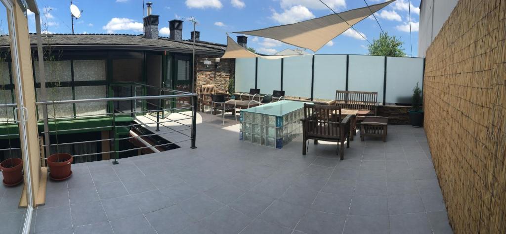 balkon ze stołem i krzesłami na budynku w obiekcie Pension Siete en el Camino w mieście Sarria