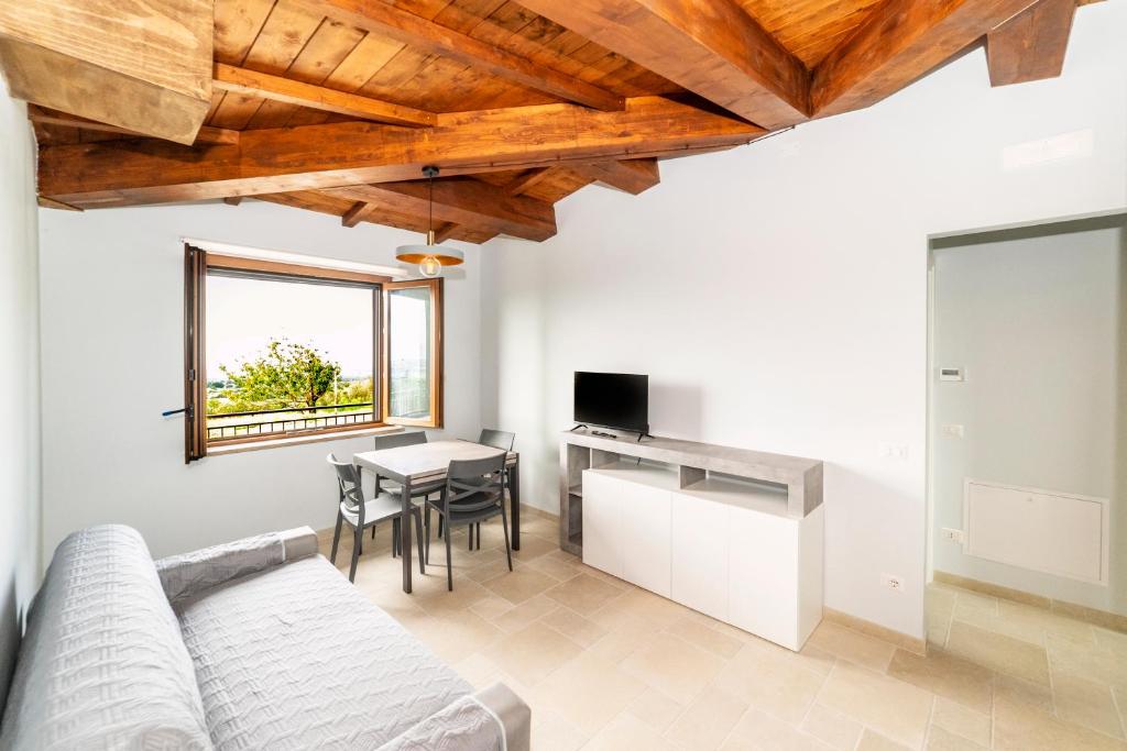 un soggiorno con un divano e un tavolo di La Tuscia da Quassù a Montefiascone