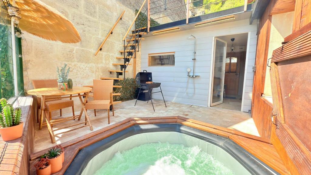 a swimming pool in the backyard of a house at Gîte familial Détente entre Loir et coteau, spa-sauna, acc pmr in Les Roches-lʼÉvêque