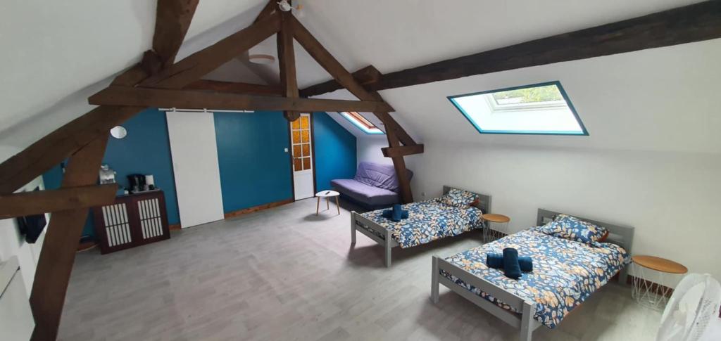 an overhead view of a living room with two couches at Chambre Étape Carosselle in Saint-Vaury