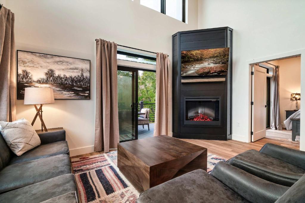 Posezení v ubytování Modern Luxury in the Smokies w Hot Tub