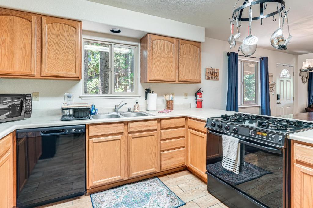 eine Küche mit Holzschränken und einem Herd mit Backofen in der Unterkunft Hike, Swim, Golf Family Retreat in Arnold! in Arnold