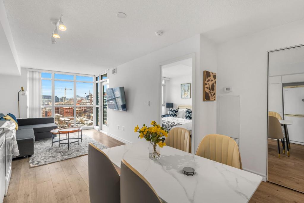 Μια τηλεόραση ή/και κέντρο ψυχαγωγίας στο Condo Downtown Toronto with free parking