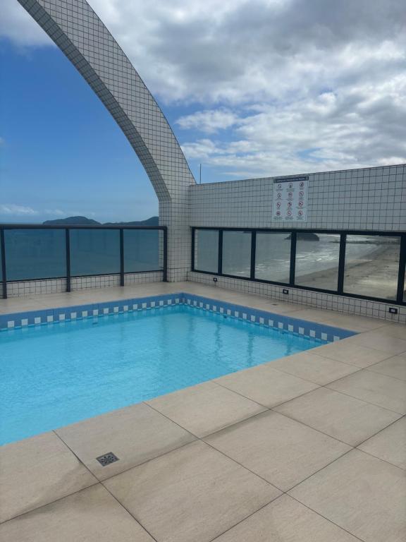 a swimming pool on the roof of a building at Flat frente à praia !! Boqueirão Santos! in Santos