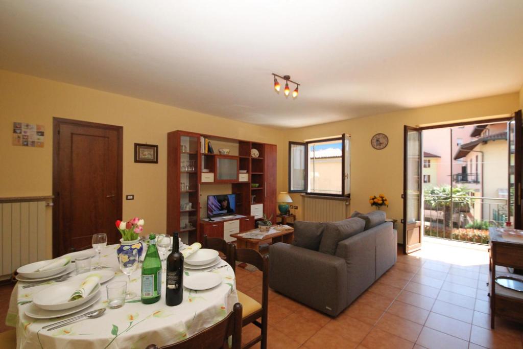 una sala de estar con una mesa y un sofá en Sunset in Baveno - Happy Rentals, en Baveno