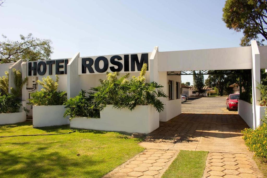 a hotel room with a sign that reads hotel rosin at Hotel Rosim in Pirassununga