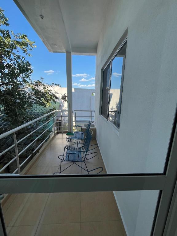 a balcony with chairs and a view of the ocean at Tutis Home Domo-Estadio BBVA-ArenaMty Apart2dopiso in Monterrey