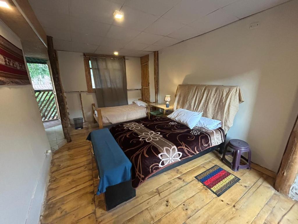 una camera da letto con un letto e un pavimento in legno di Hostel "La Casa de Ricky" a Caraz