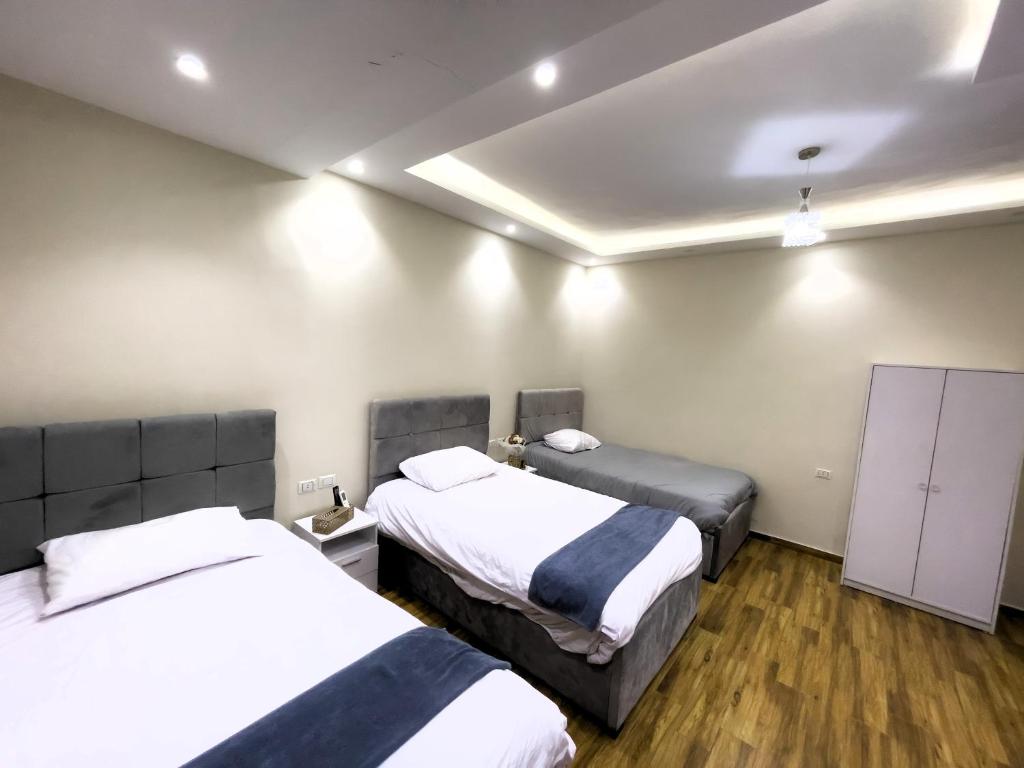 カイロにあるPyramids Welcoming Hotelのベッド2台付きの客室と2名用の客室があります。