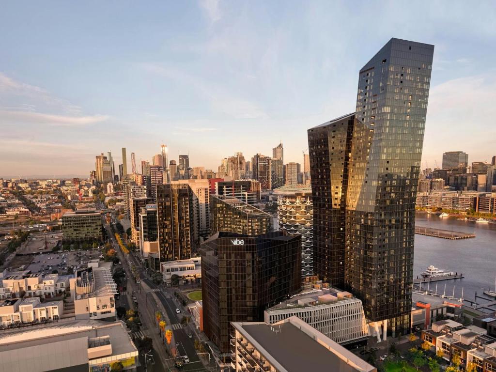 メルボルンにあるMT2506 - 1 BR huts nestled in the Docklands with Gym & Poolの高層ビルが立ち並ぶ都市の航空写真