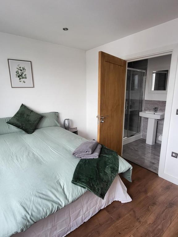 Postel nebo postele na pokoji v ubytování Penthouse Nottingham Apartment