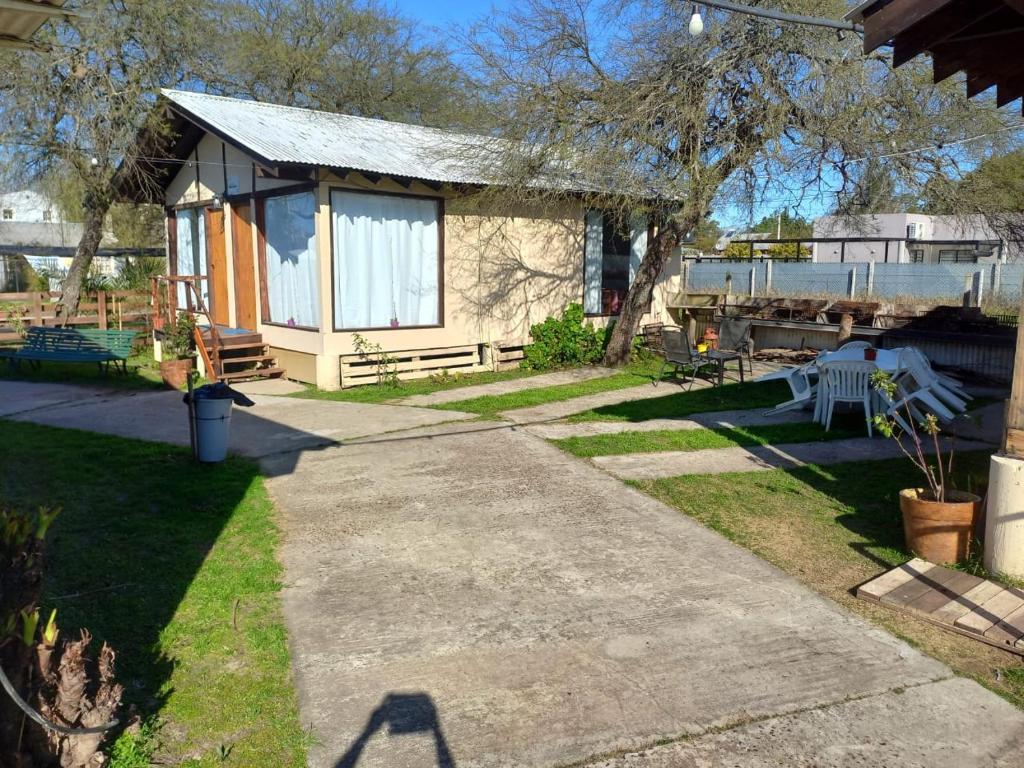 una casa con tavolo da picnic e patio di Cabañas Diamante a Gualeguaychú