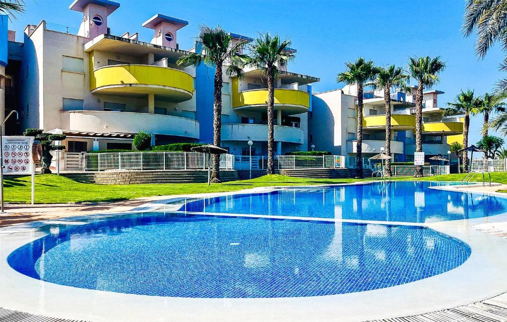 オリウエラにあるApartment In Villamartinの建物の前の大きなプール