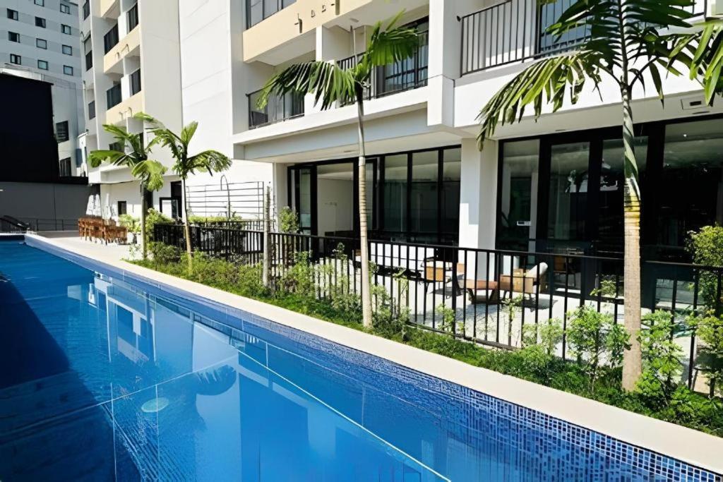 サンパウロにあるLoft 12º City Viewの建物の前のプール