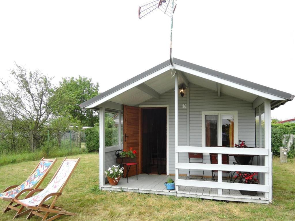 Κήπος έξω από το Bungalow in Wrzosowo near Baltic Sea Beach
