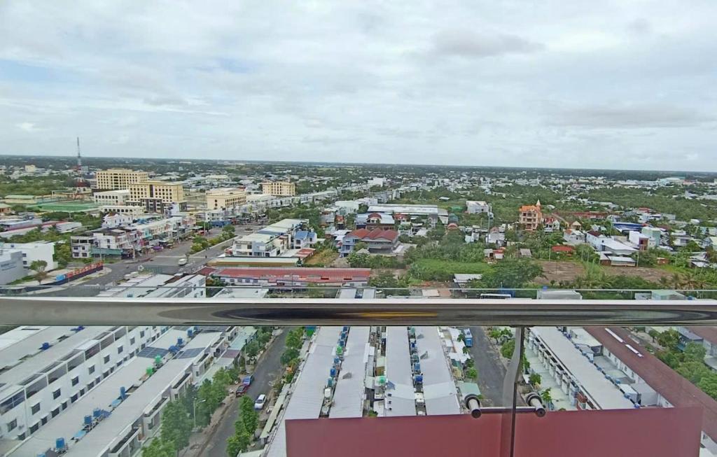 una vista aerea di una città con auto parcheggiate di Căn Hộ Sophia Rạch Giá a Rach Gia