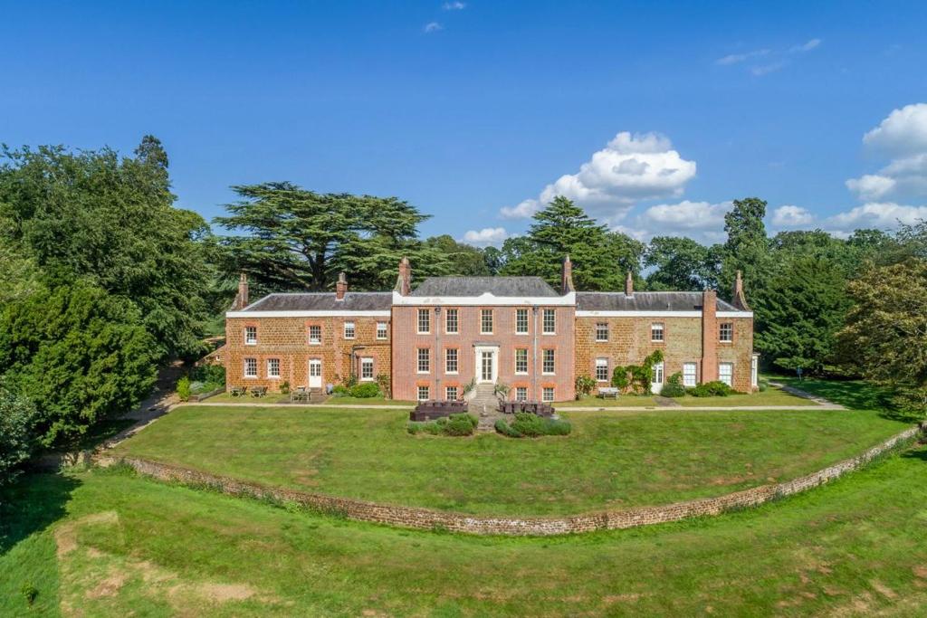 Κήπος έξω από το Inglethorpe Hall