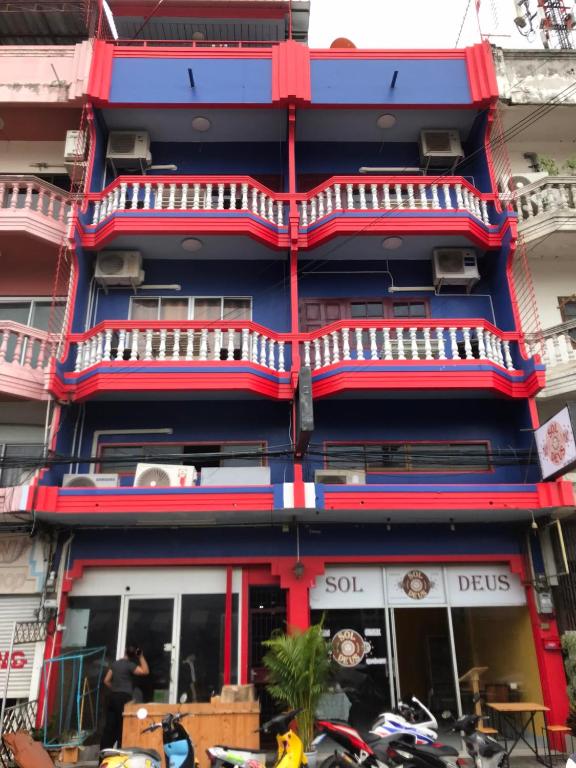 a building with colorful paint on the side of it at Fullmoon Jomtien Guest house in Jomtien Beach