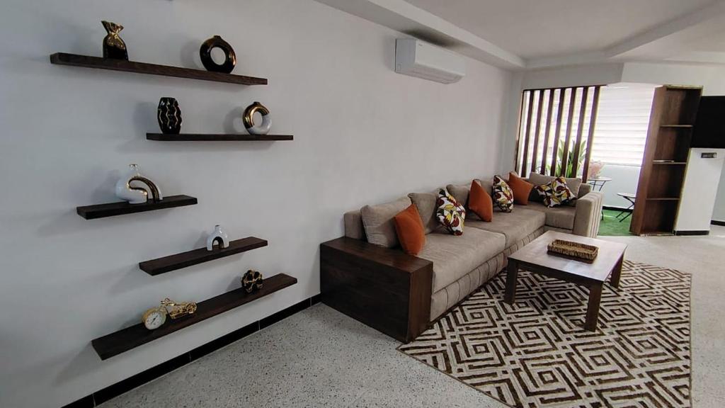 - un salon avec un canapé et des étagères murales dans l'établissement Spacious Apartment in the heart of downtown Fez, à Fès