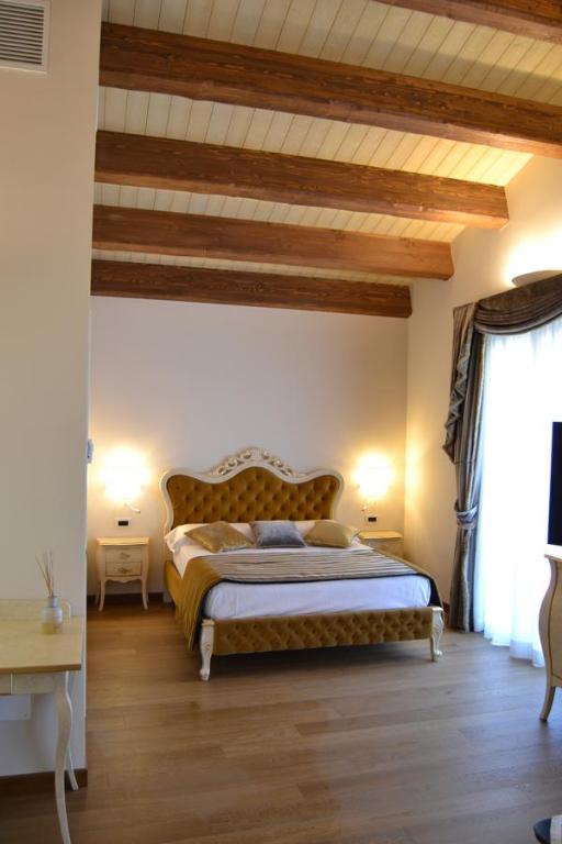 a bedroom with a king sized bed in a room at Agriturismo De Luca in Mozzagrogna