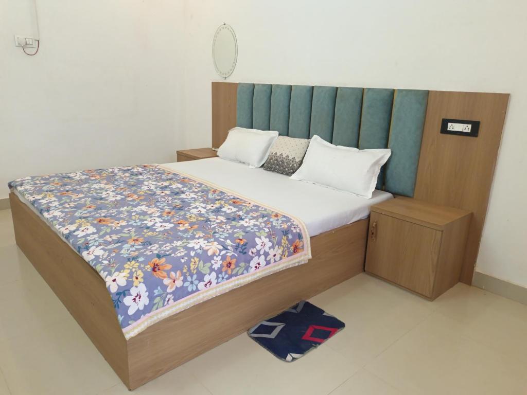 Un dormitorio con una cama grande con cabecero de madera. en Ramansh Home stay, en Ayodhya