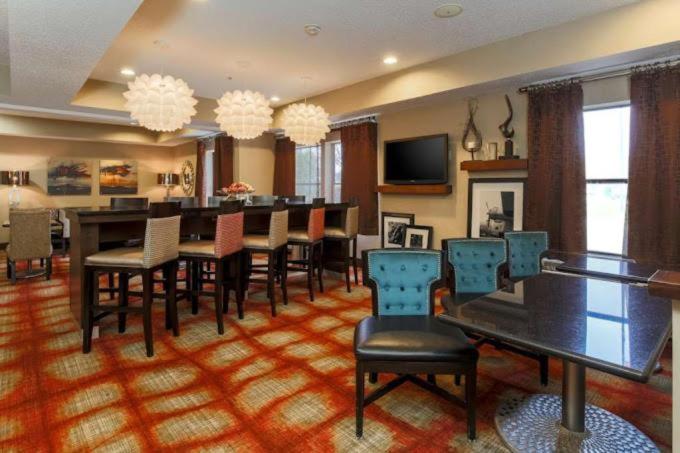 Una sala de estar con una mesa de comedor y sillas. en Wright Patterson Inn hotel WPAFB, en Fairborn