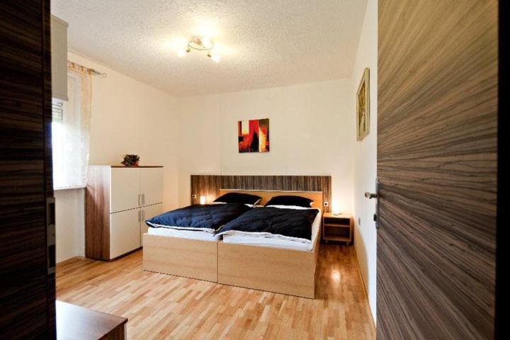 ein Schlafzimmer mit einem Bett in einem Zimmer in der Unterkunft Guest House Šempeter in Šempeter v Savinjski Dolini