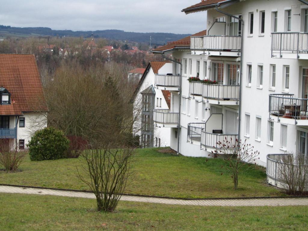 eine Reihe weißer Gebäude in einer Stadt in der Unterkunft Ferienwohnungen an der Therme in Bad Rodach