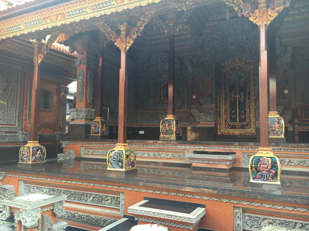 a large room with aasteryasteryasteryasteryasteryasteryasteryasteryasteryasteryastery at Gedong Bali Family Homestay in Ubud