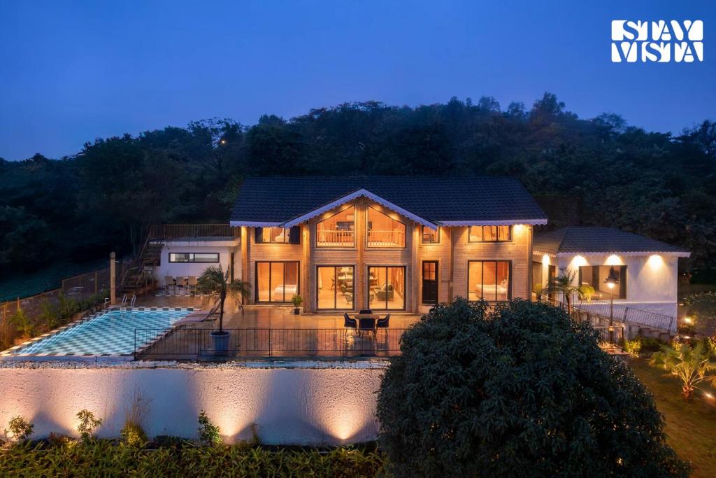 ロナバラにあるStayVista at Apukaa Hills with Karaoke, Poolの大きな家(目の前にプール付)