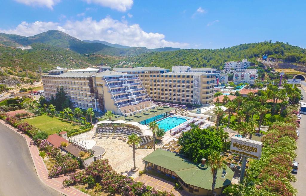 een luchtzicht op een resort met een zwembad bij Beach Club Doganay Hotel - All Inclusive in Konaklı