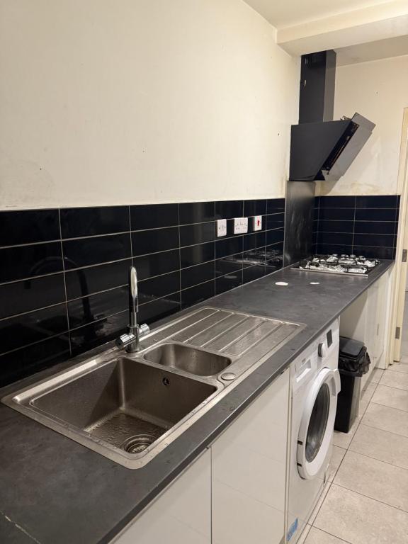 Η κουζίνα ή μικρή κουζίνα στο 1 bedroom flat in Ilford