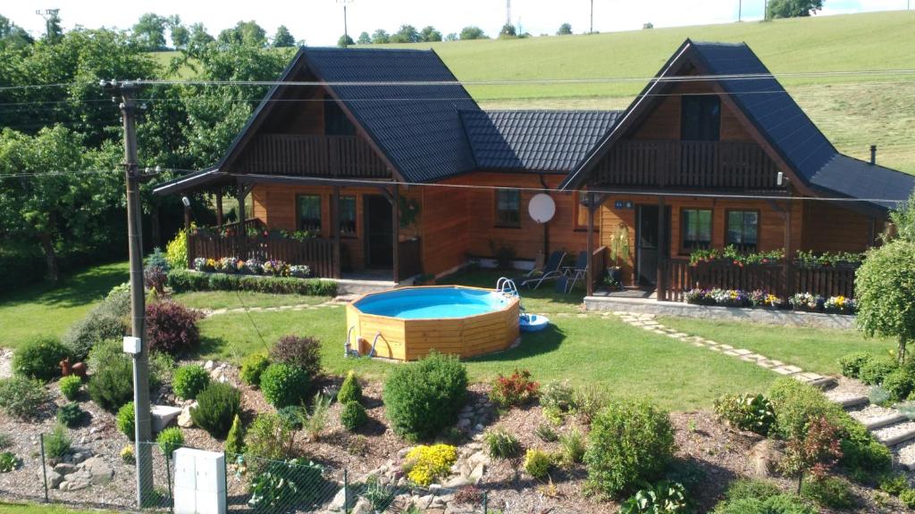 ein Haus mit Pool im Hof in der Unterkunft Chata Dvě Sestry in Červená Voda