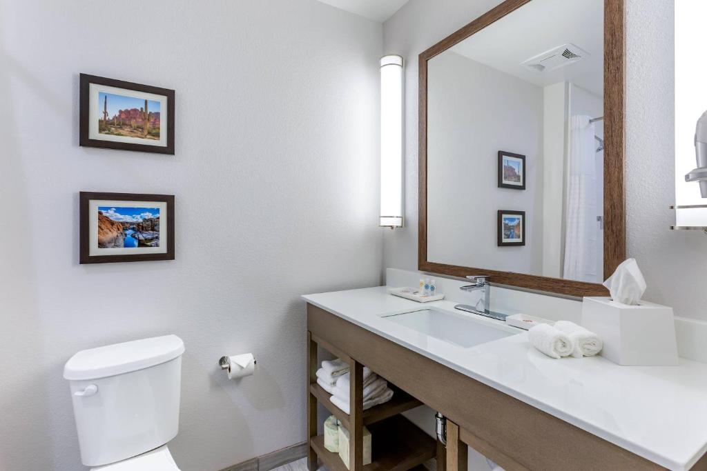Comfort Suites Scottsdale Talking Stick Entertainment District photo