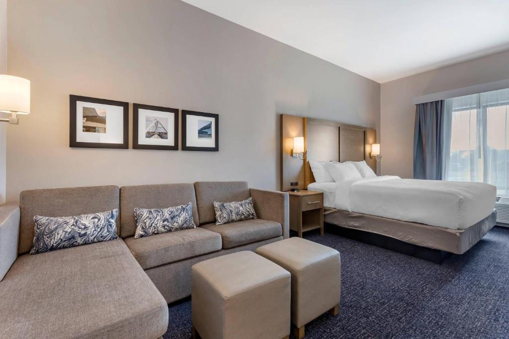 Comfort Suites Scottsdale Talking Stick Entertainment District photo