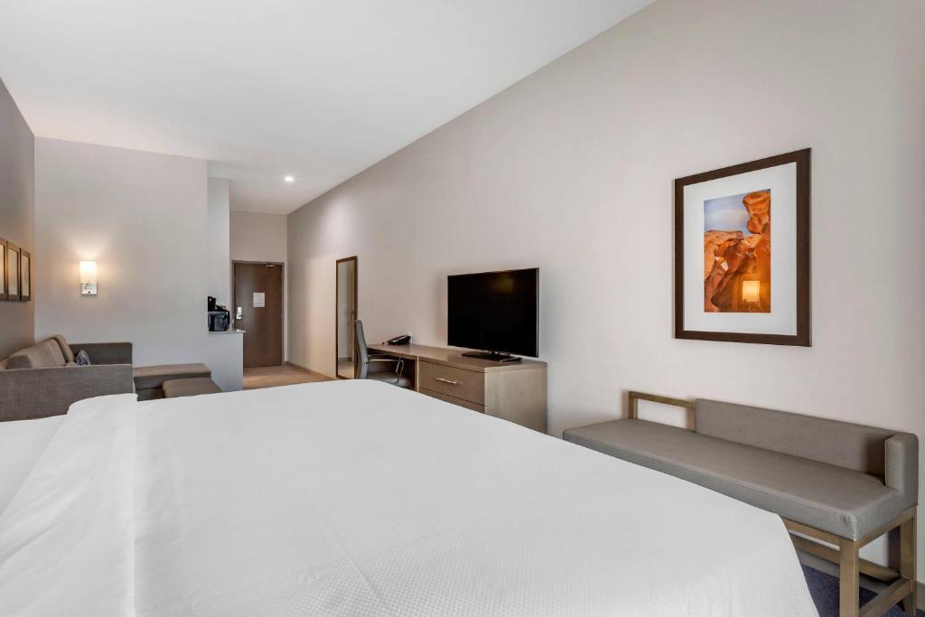 Comfort Suites Scottsdale Talking Stick Entertainment District photo