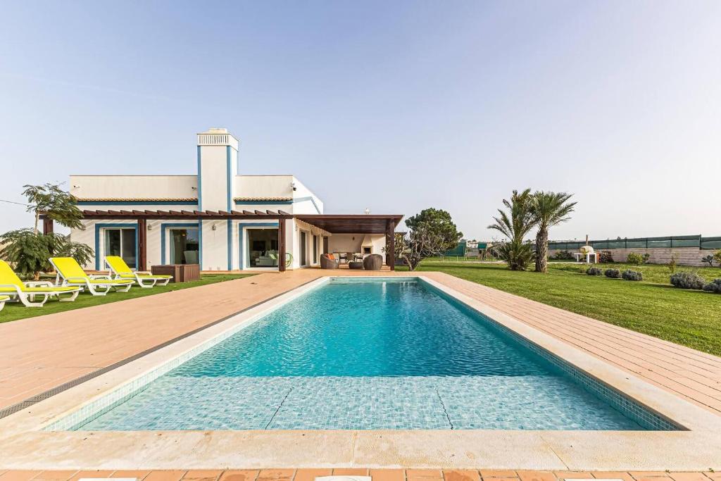 una imagen de una piscina frente a una casa en Quinta dos Figos - Jacuzzi Perto da Praia, en Guia