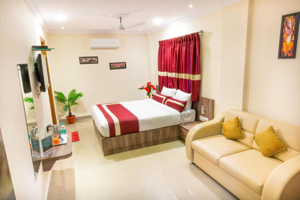 班加罗尔Octave Hotel and Spa - JP Nagar的配有床和沙发的酒店房间