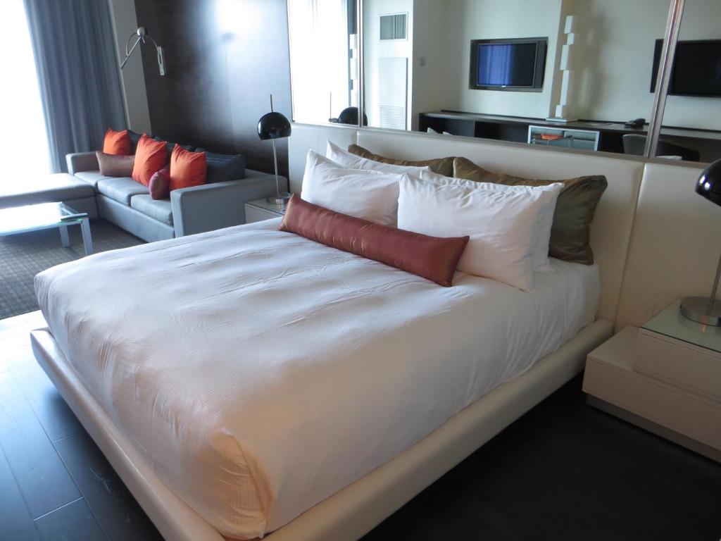ein großes Bett mit Kissen darauf in einem Zimmer in der Unterkunft Palms Place 33rd Floor with Mountains Views in Las Vegas