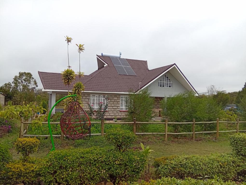 ein Haus mit einem Garten davor in der Unterkunft Le Tai Village Homestay in Mweiga