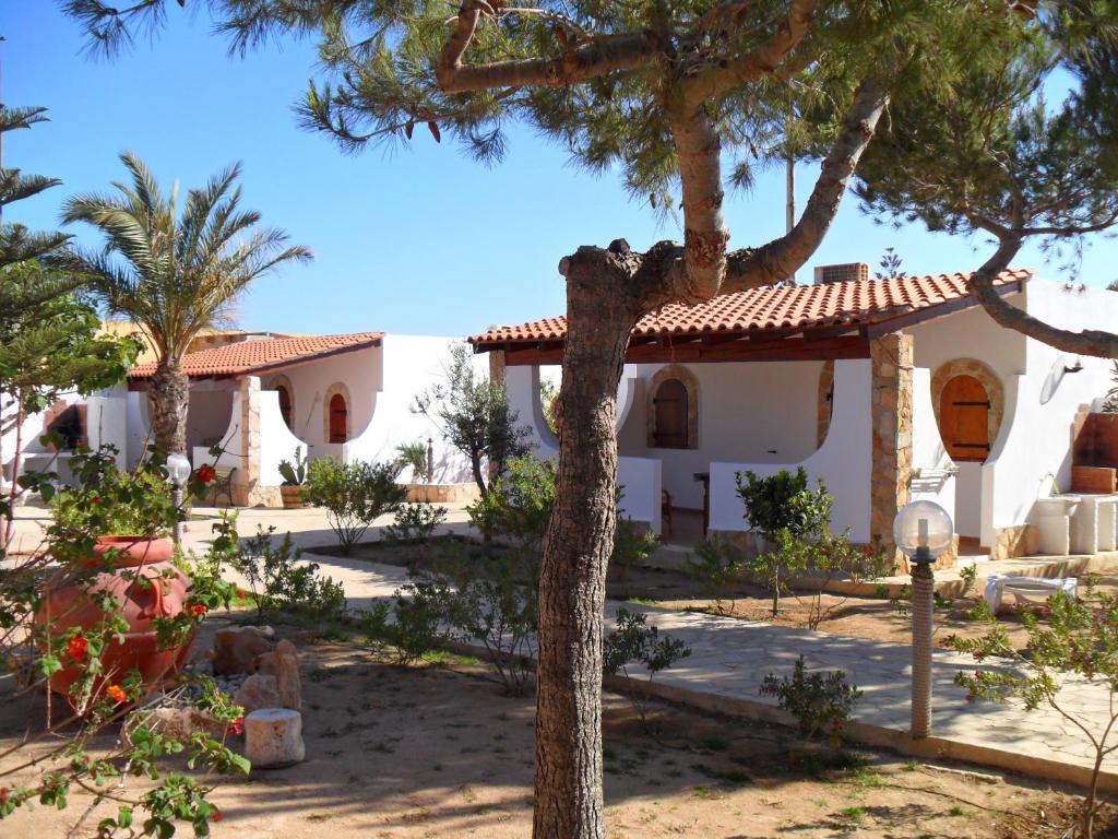 una casa con un árbol delante de ella en Le Anfore Villette, en Lampedusa