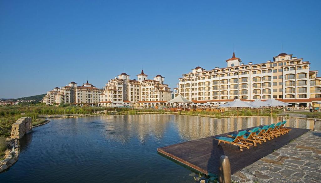 - Vistas a un hotel con río y edificios en Sunrise Apartment 14, en Obzor