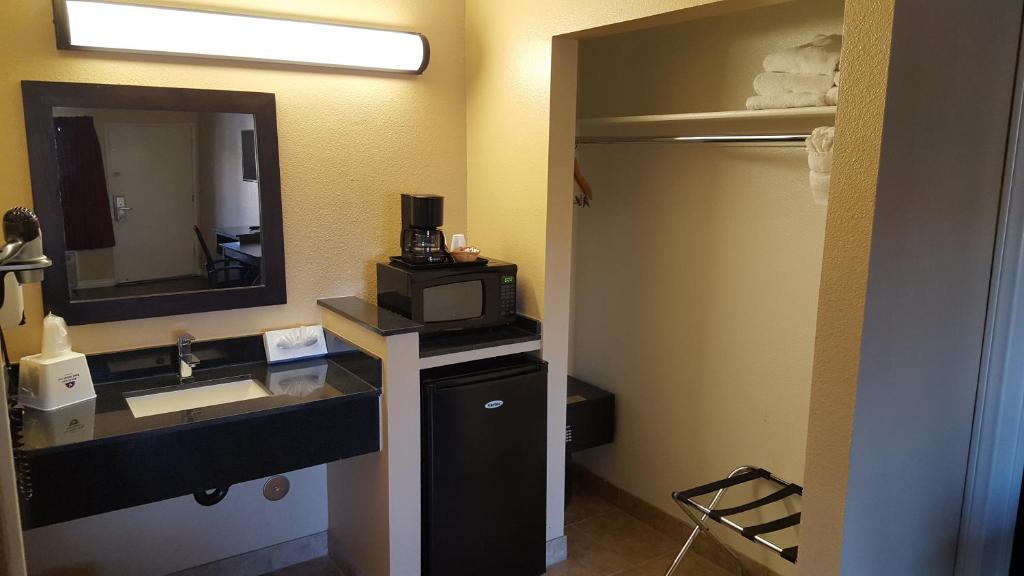 Anaheim Astoria Inn & Suites photo