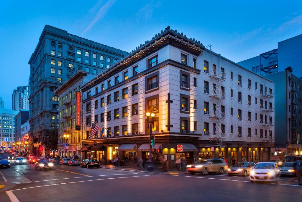 um edifício numa rua da cidade com carros na rua em Hotel Abri Union Square em São Francisco